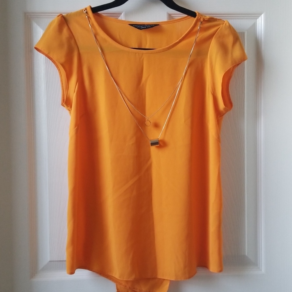 DP Cute Orange Blouse w Attached necklaces. Sz 6.